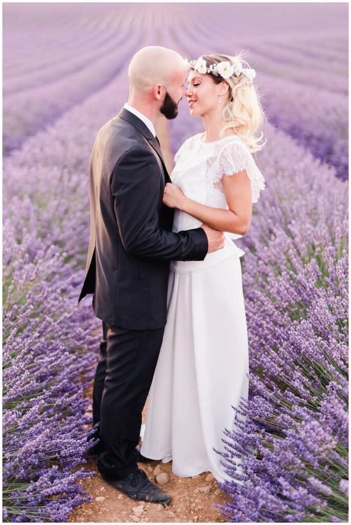 séance engagement mariage dans les lavandes en provence