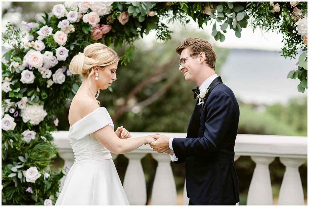 échange des alliances durant un mariage